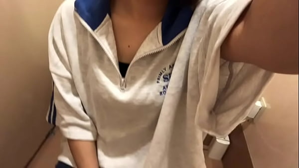 おか◯さんが家にいるから受験前のスト◯スでオナニーしたくなってスーパーのト◯レに行ってオナニーしてびしゃびしゃに濡れる女子◯生。